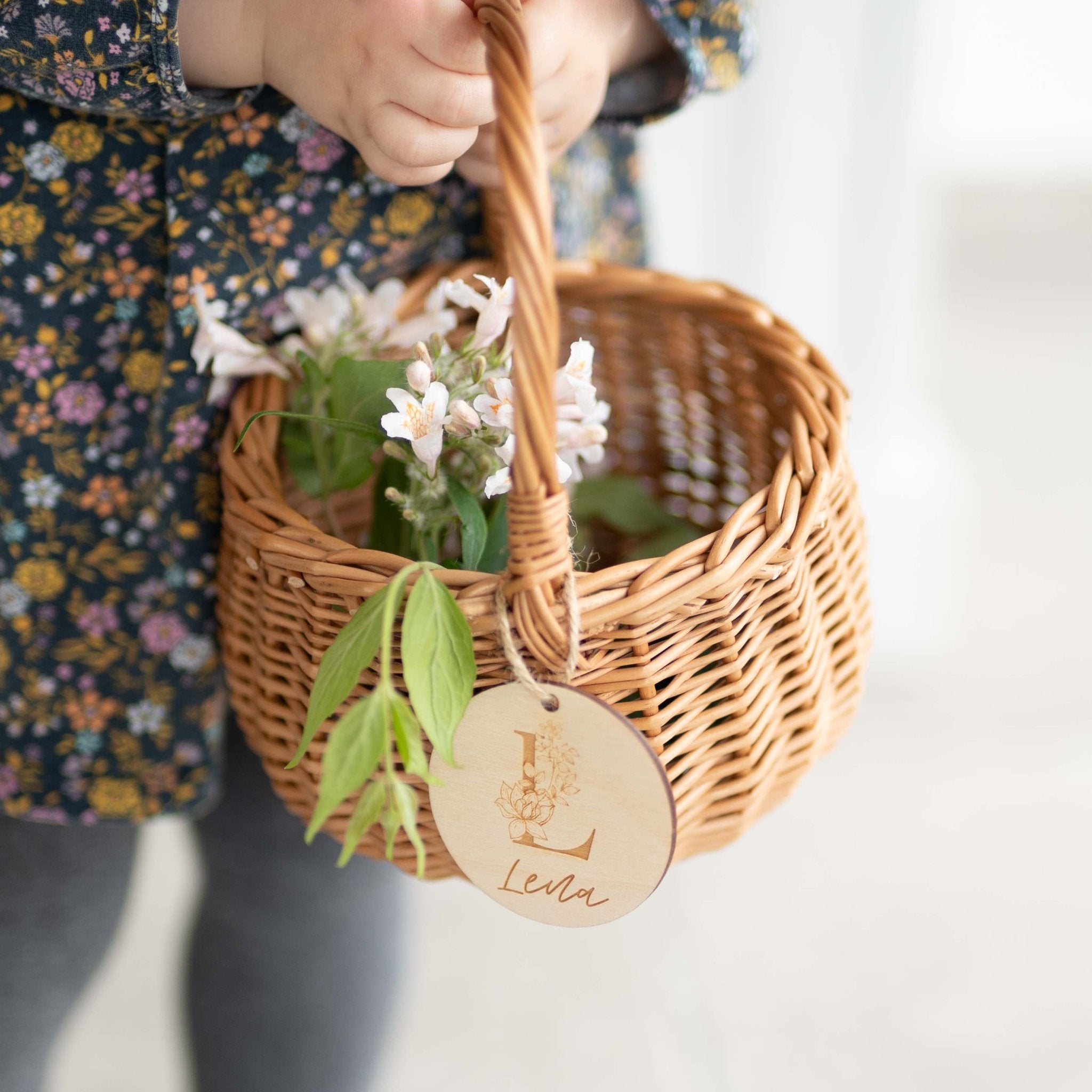 Personalisierter Korb mit Anhänger | Blumenkind Initial
