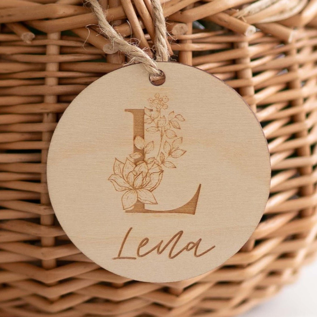 Personalisierter Korb mit Anhänger | Blumenkind Initial
