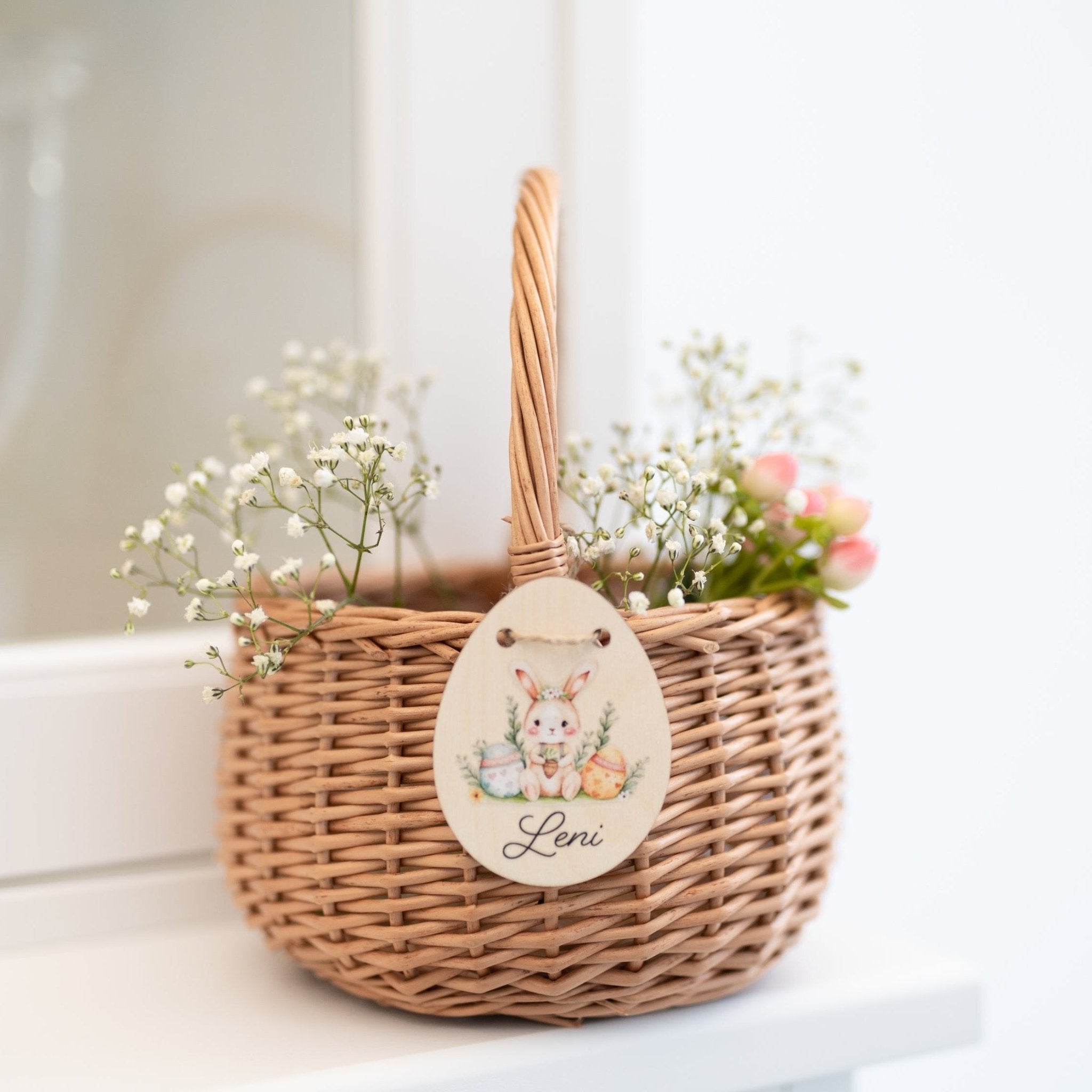 Personalisierter Korb mit Anhänger | Hasenmädchen Blumenkranz