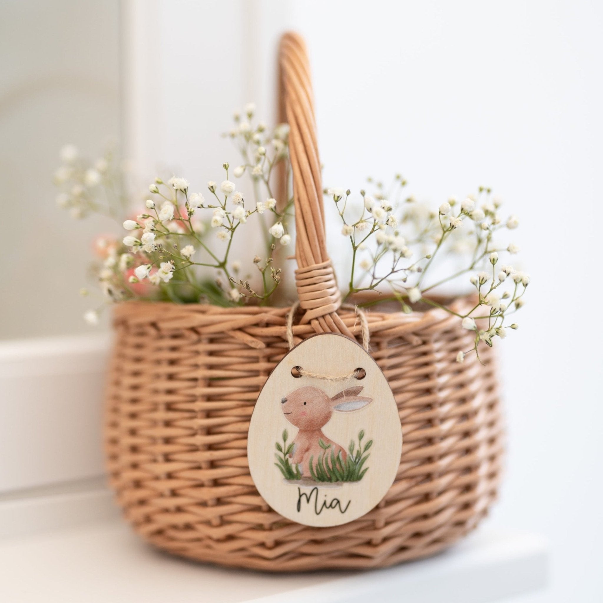Personalisierter Korb mit Anhänger | Osterhase im Gras