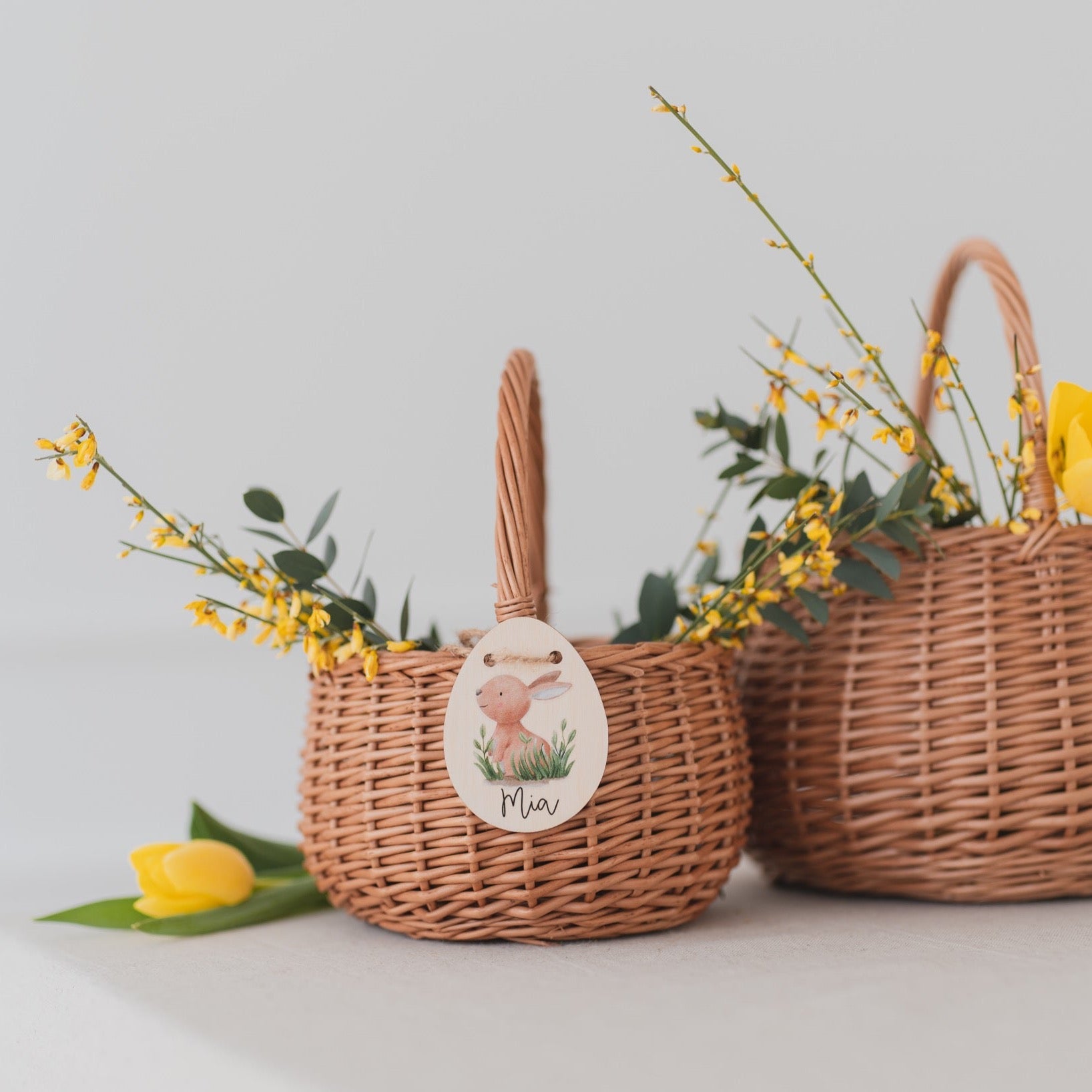 Personalisierter Korb mit Anhänger | Osterhase im Gras