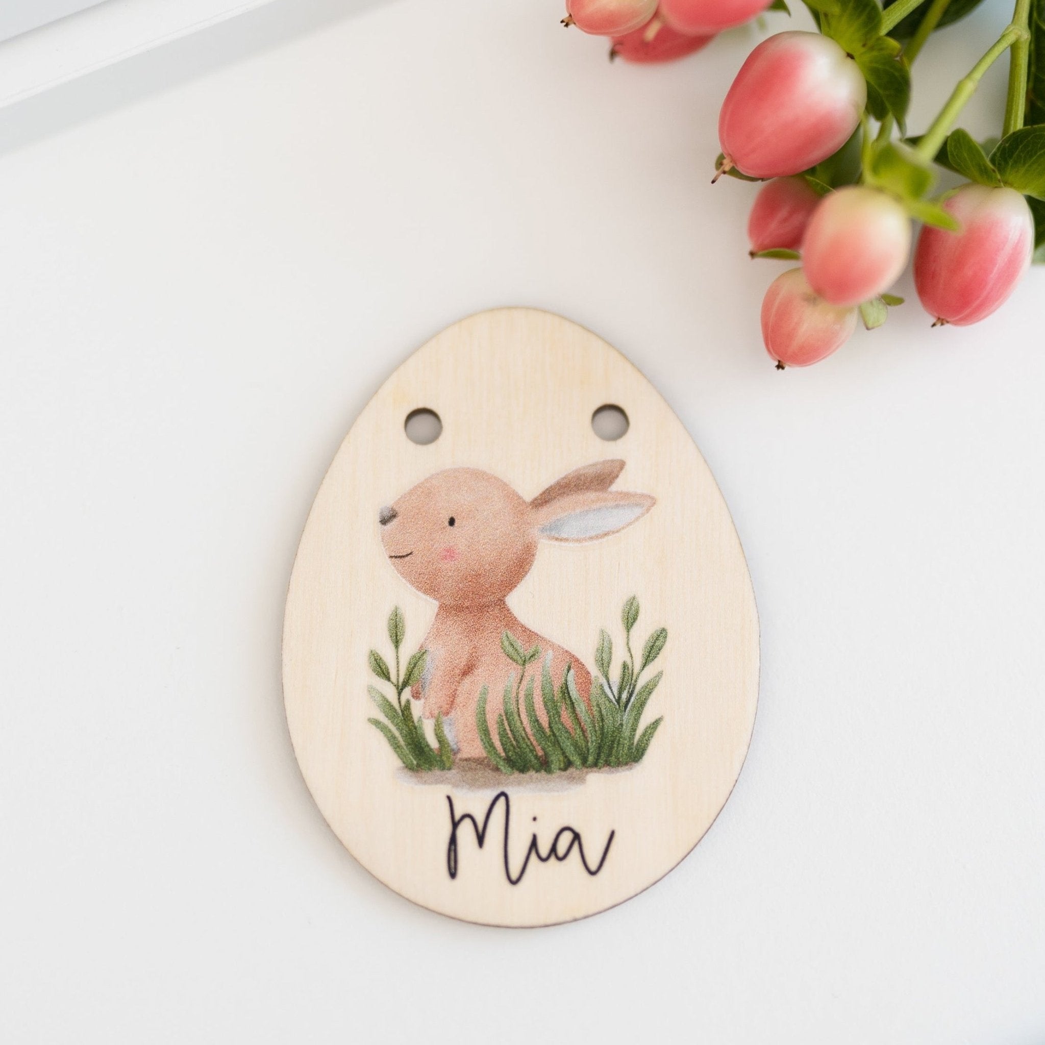 Personalisierter Korb mit Anhänger | Osterhase im Gras