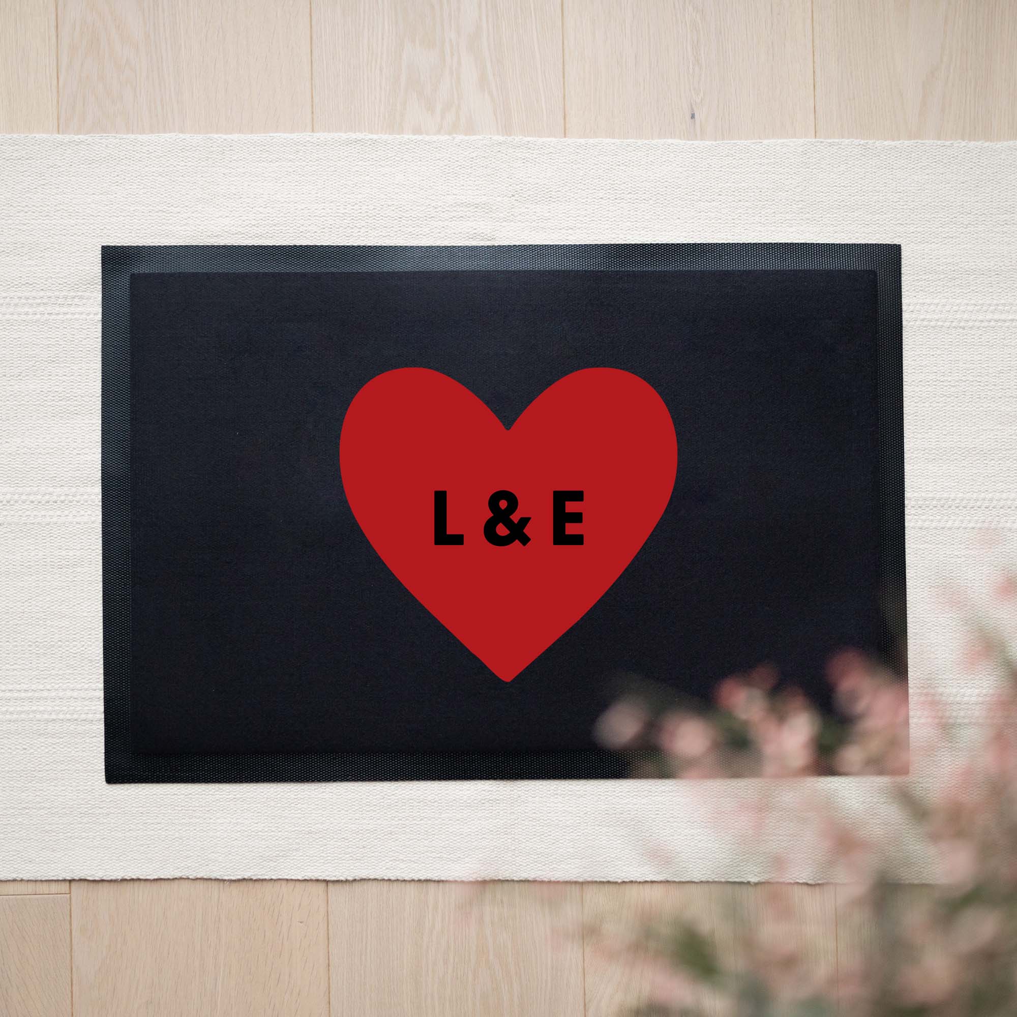 Personalisierte Stoff Fußmatte | Initialen mit Herz rot