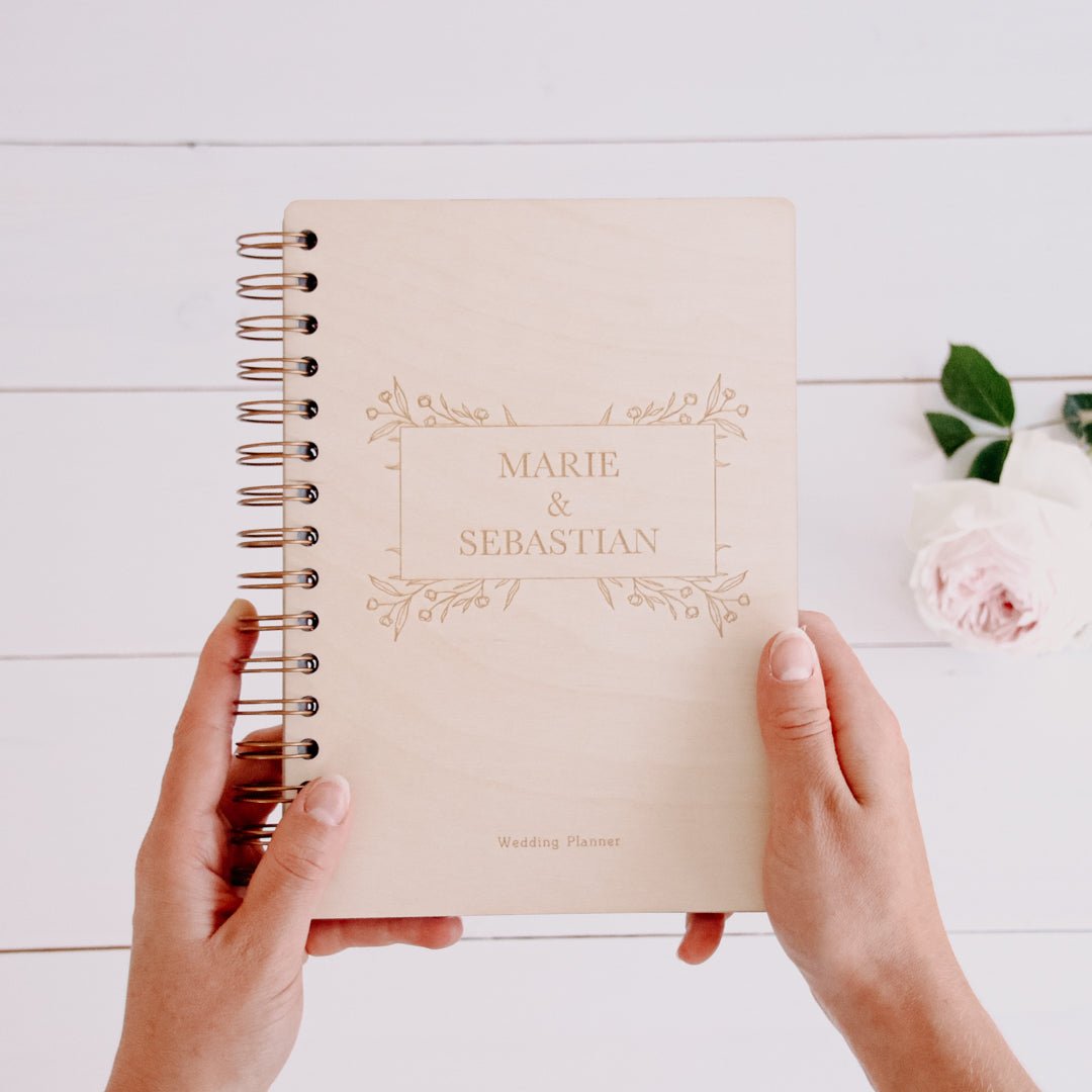 Personalisierter Hochzeitsplaner Holzbuch 'Blumenkranz'