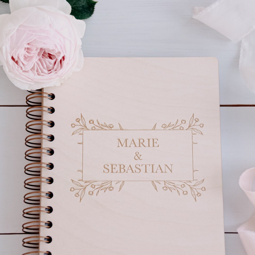 Personalisierter Hochzeitsplaner Holzbuch 'Blumenkranz'