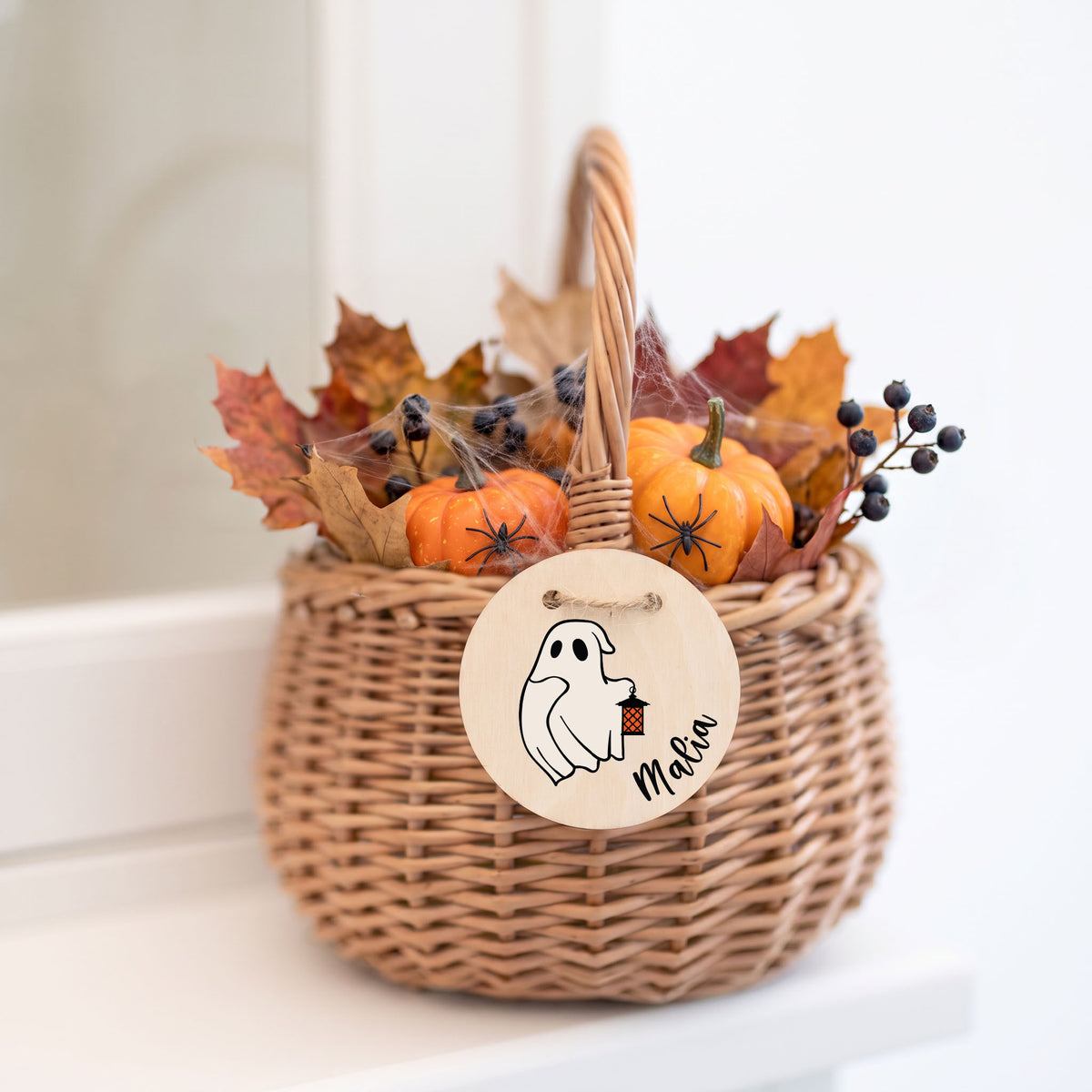 Personalisierter Korb mit Anhänger | Halloween Geist Bunt Name