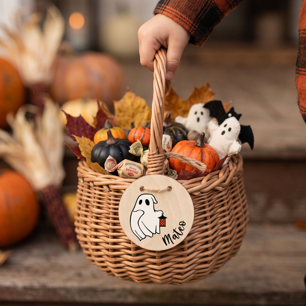 Personalisierter Korb mit Anhänger | Halloween Geist Bunt Name